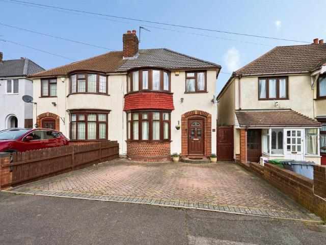 House for sale in Wood End, Park Village