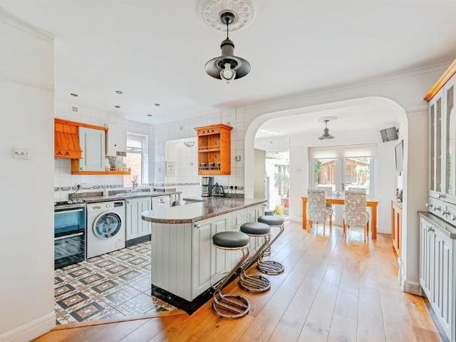 House for sale in Woodhatch, Red Hill