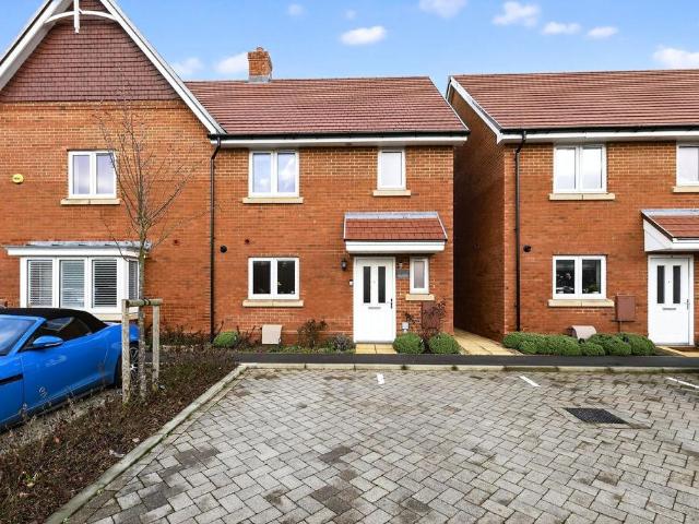 House for sale in Kilnwood Vale, Horsham