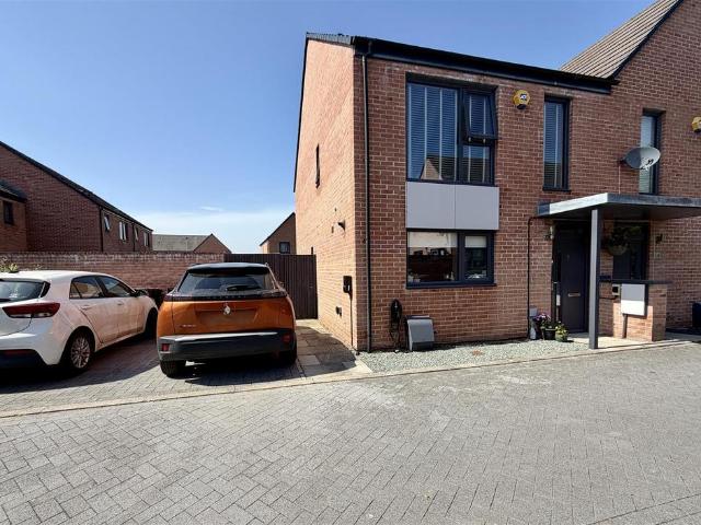 House for sale in Allerton Bywater, West Yorkshire