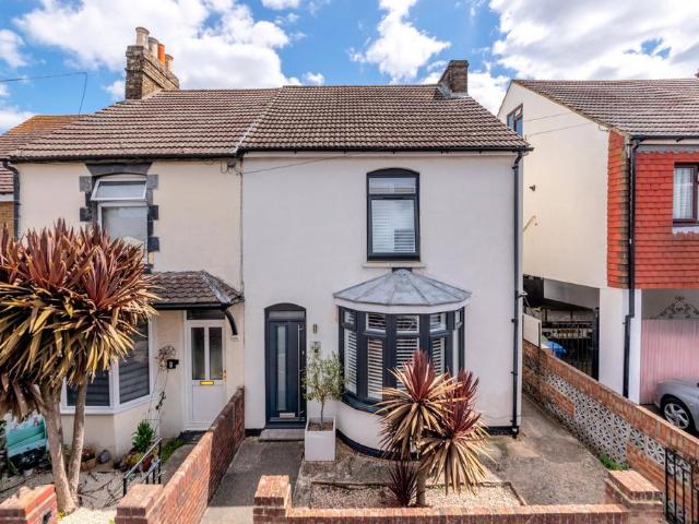 House for sale in Oad Street, Kent