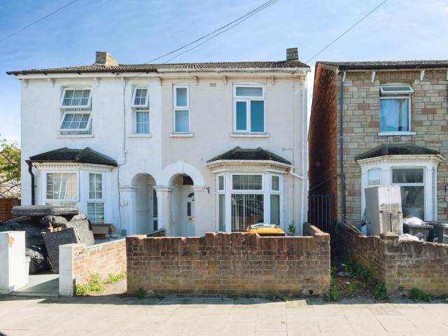 House for sale in Queens Park, Bedford