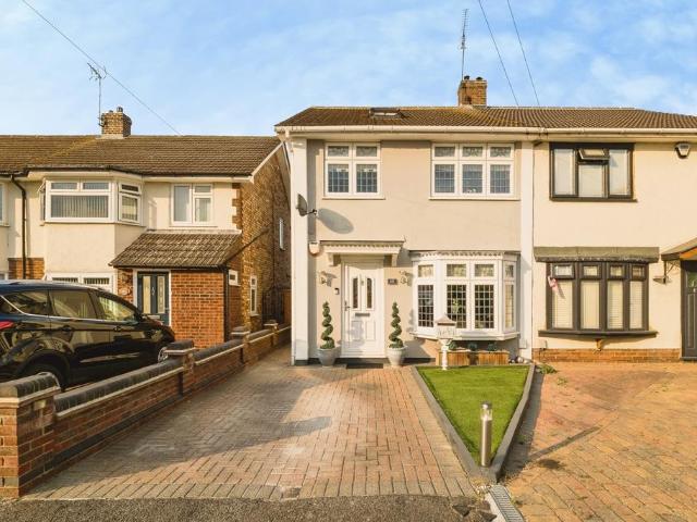 House for sale in Elm Park, Greater London