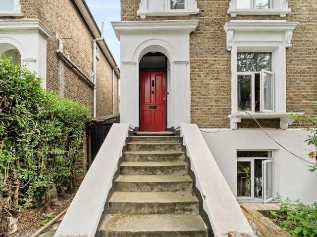 House for sale in London Borough of Hounslow, Strand