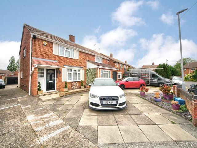House for sale in Spring Park, Luton