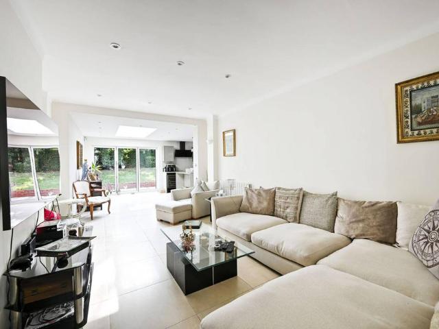 House for sale in London Borough of Ealing, Perivale