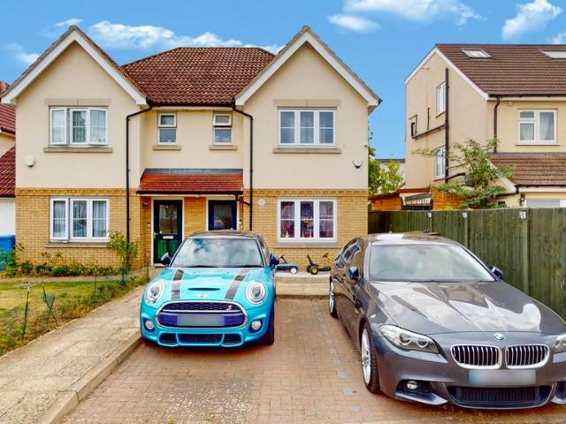 House for sale in Harrow Weald, Greater London