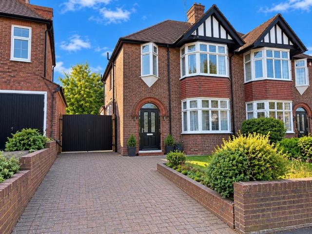 House for sale in Round Green, Luton
