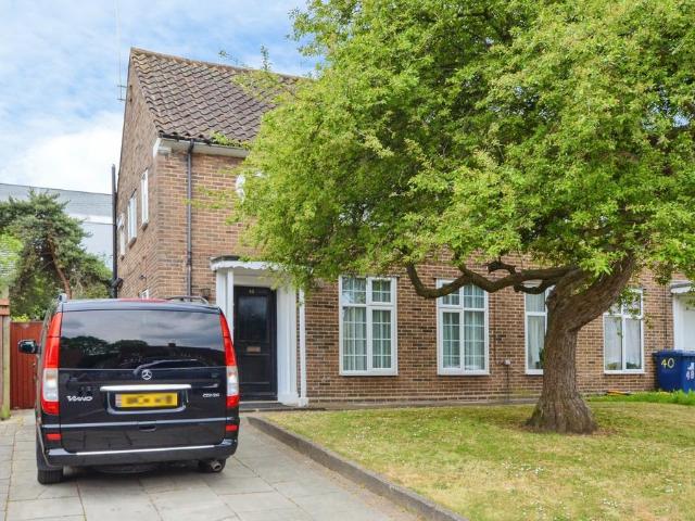 House for sale in London Borough of Ealing, Park Royal