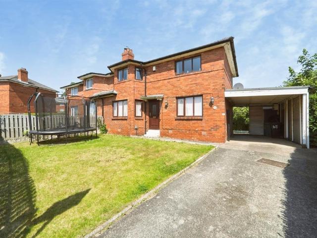 House for sale in Hollin Park, West Yorkshire