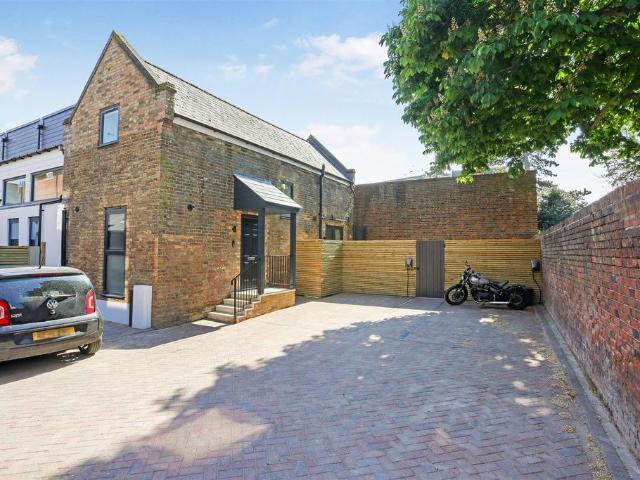 House for sale in Stoneleigh, Ewell
