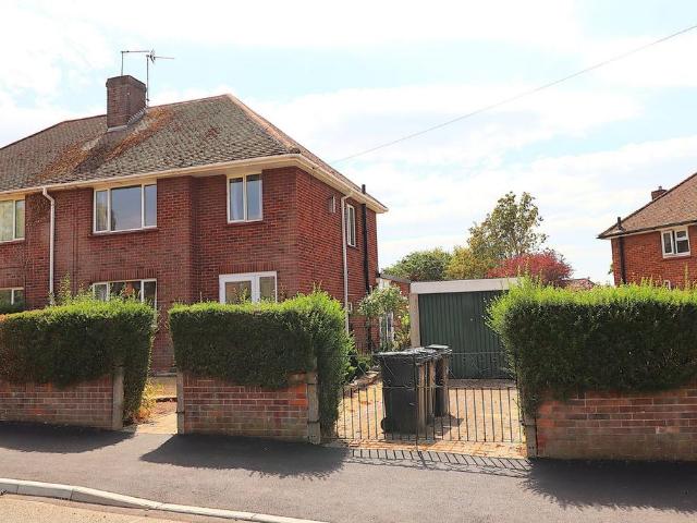 House for sale in Heol-las, Surrey