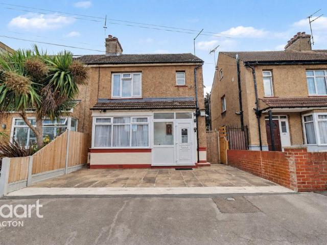 House for sale in Dale Hill, Essex