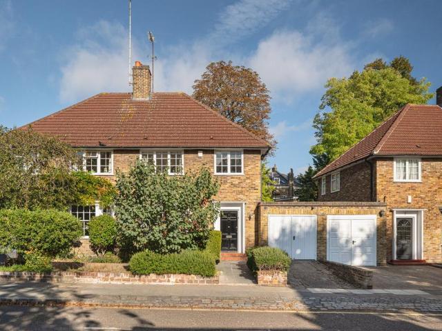 House for sale in Canonbury, Greater London