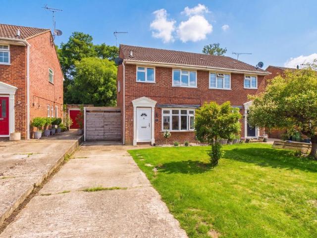 House for sale in Heol-las, Surrey