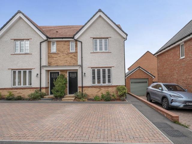 House for sale in Hounsome Fields, Basingstoke and Deane
