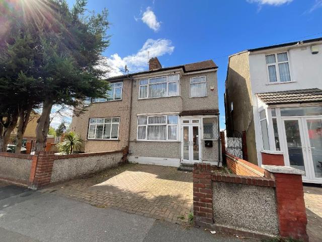 House for sale in Rush Green, Greater London