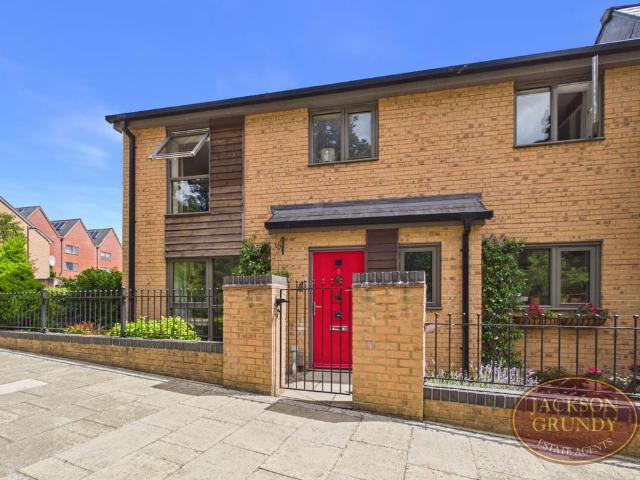 House for sale in Upton