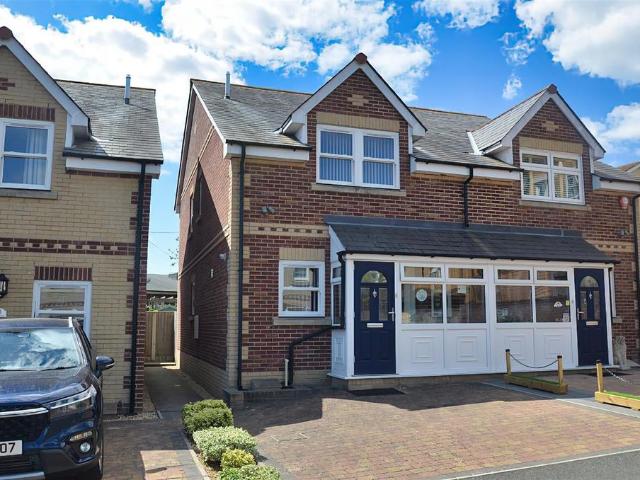 House for sale in Oakfield, Ryde