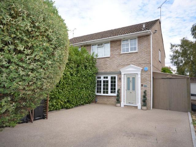 House for sale in Heol-las, Surrey