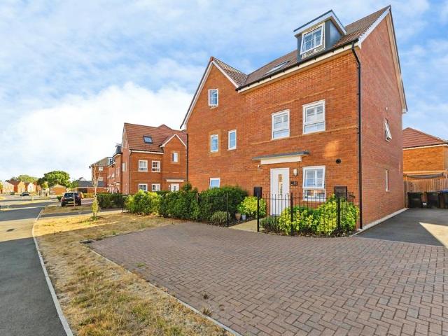 House for sale in Overstone