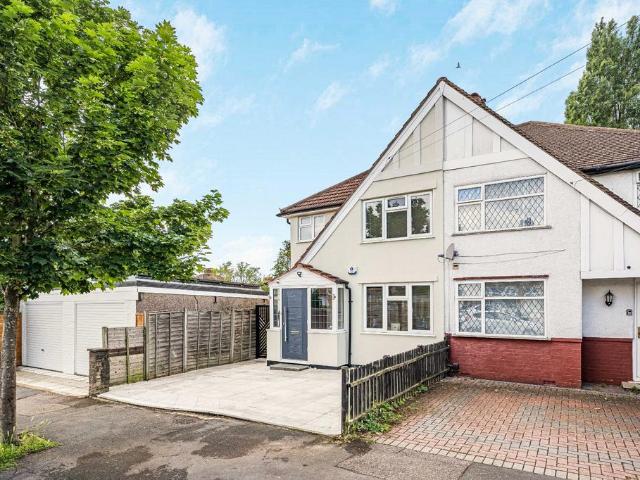 House for sale in Harrow Weald, Greater London