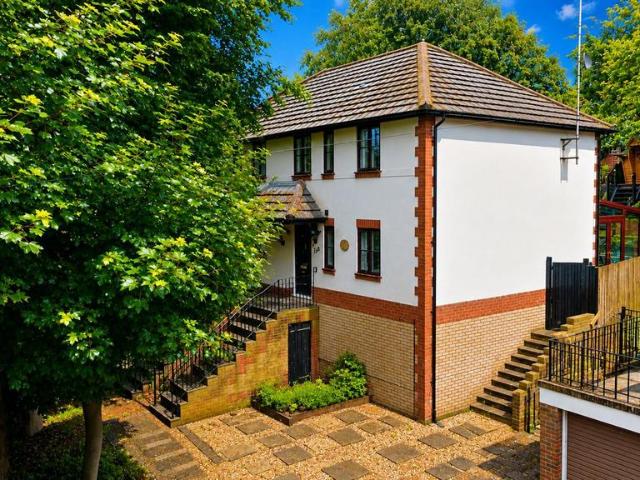 House for sale in Hammerfield, Pouchen End