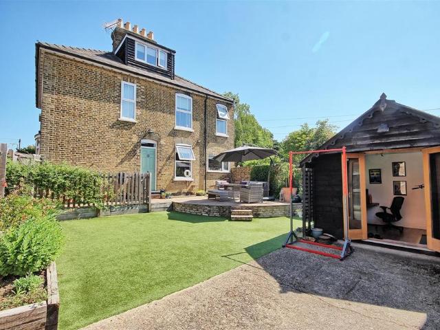 House for sale in Kings Hill, Colliers End