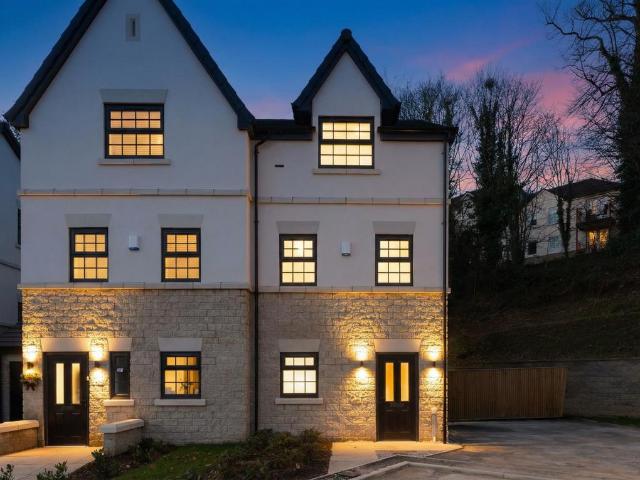 House for sale in Oakwood, West Yorkshire