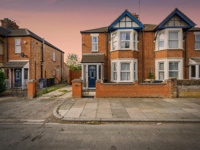 House for sale in Queens Park, Bedford