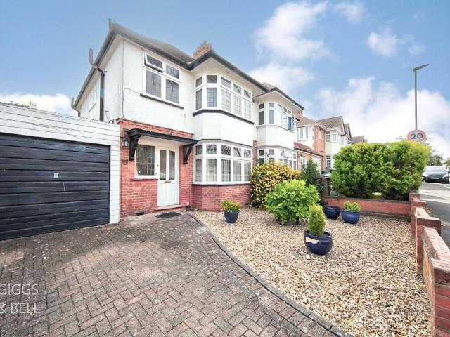 House for sale in Spring Park, Luton