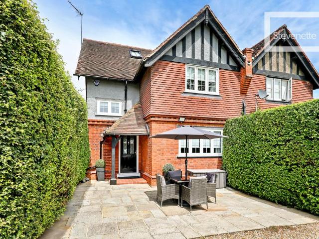 House for sale in Ivy Chimneys, Epping