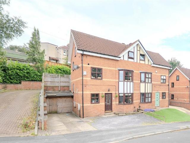 House for sale in Farsley, West Yorkshire