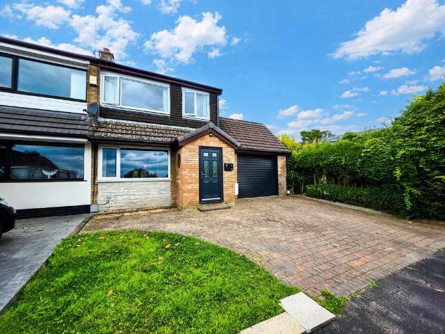 House for sale in Kirklees, Bury