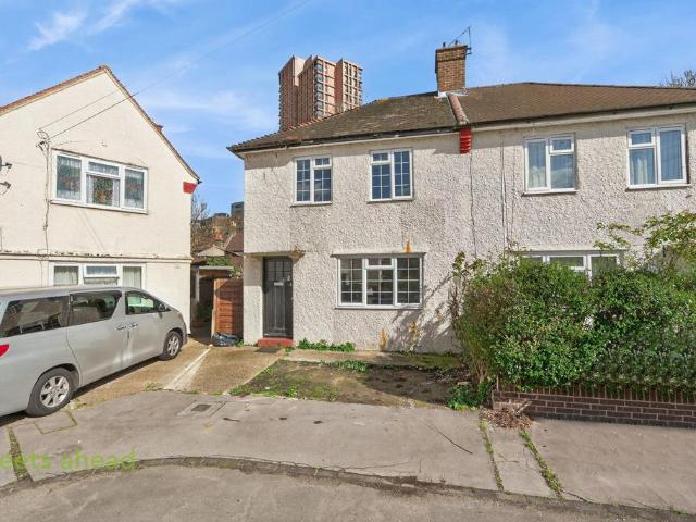 House for sale in London Borough of Croydon, Waddon