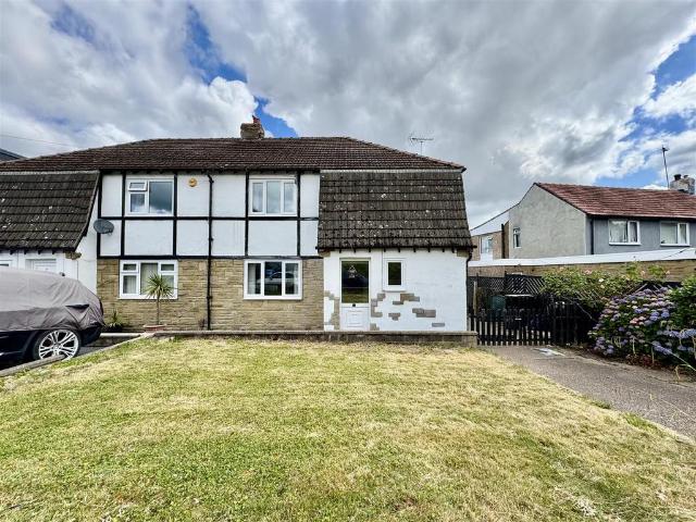 House for sale in Almondbury, West Yorkshire