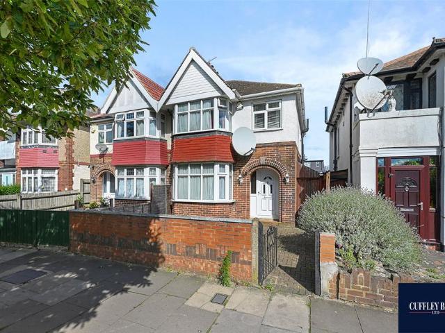 House for sale in London Borough of Ealing, Perivale
