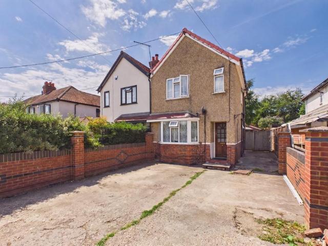House for sale in Cox Green