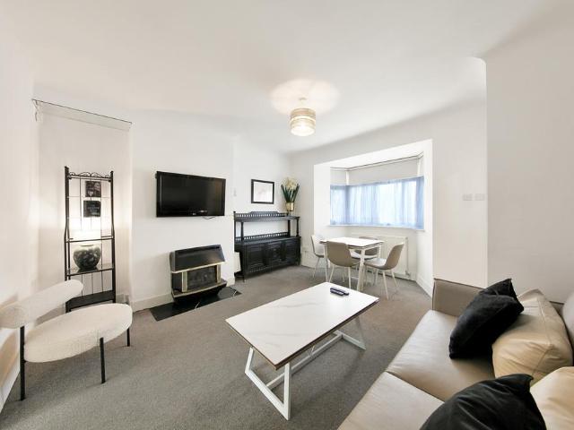 House for sale in Elstree and Borehamwood, Borehamwood