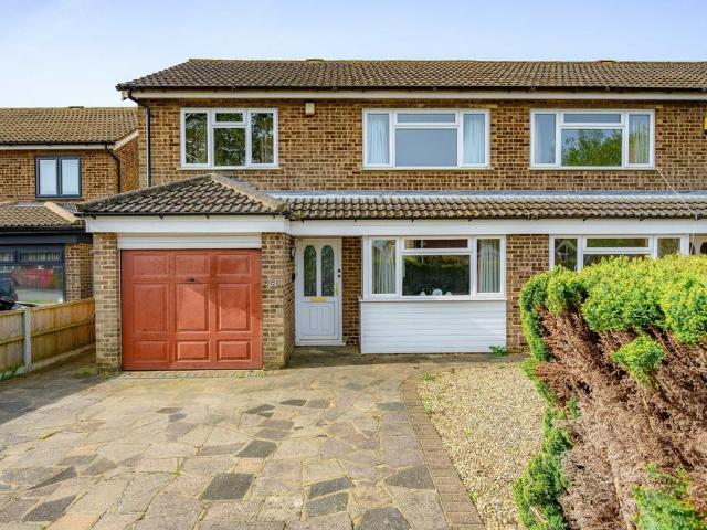 House for sale in How Wood, Five Acres