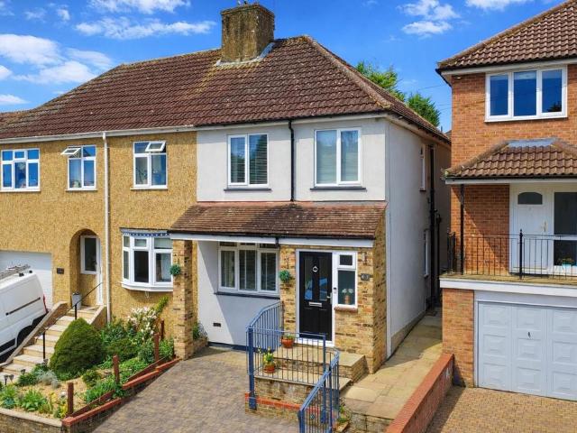 House for sale in Manor Estate, Pouchen End