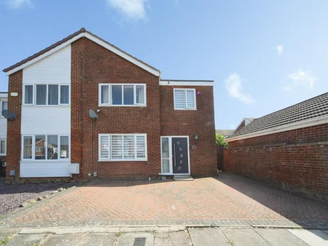 House for sale in Spring Park, Luton