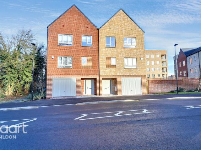 House for sale in Laindon, Essex