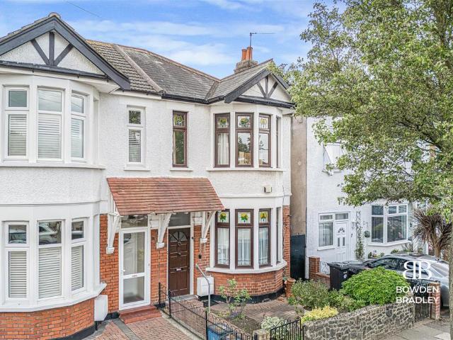 House for sale in Seven Kings, Seven Kings