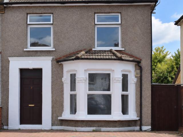 House for sale in Seven Kings, Greater London