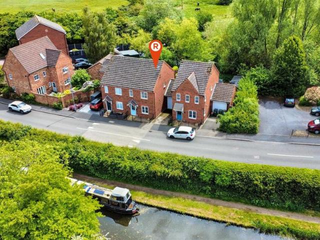 House for sale in Whetstone, Pinfold