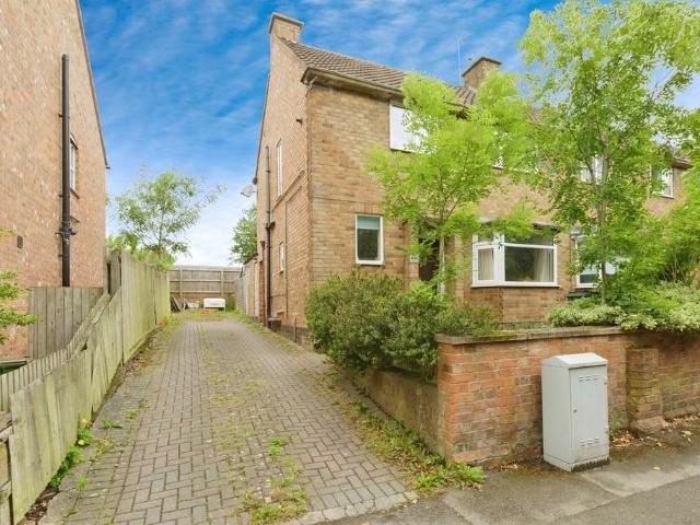 House for sale in Whetstone, Pinfold