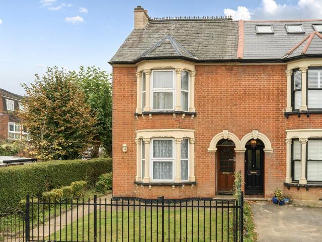 House for sale in Connaught Park, Bushey