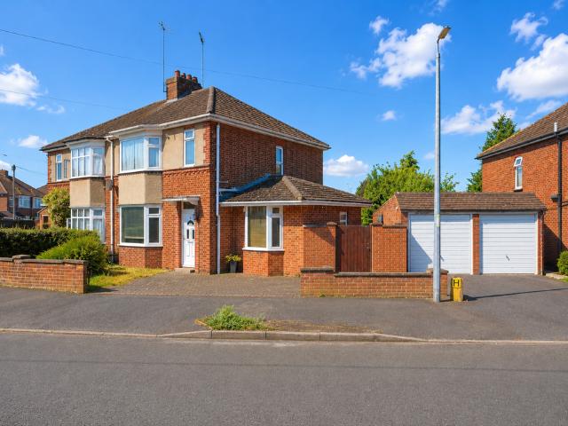 House for sale in Woodside Estate, Houghton Regis