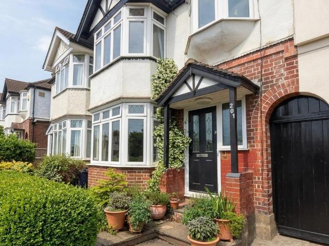 House for sale in Spring Park, Luton